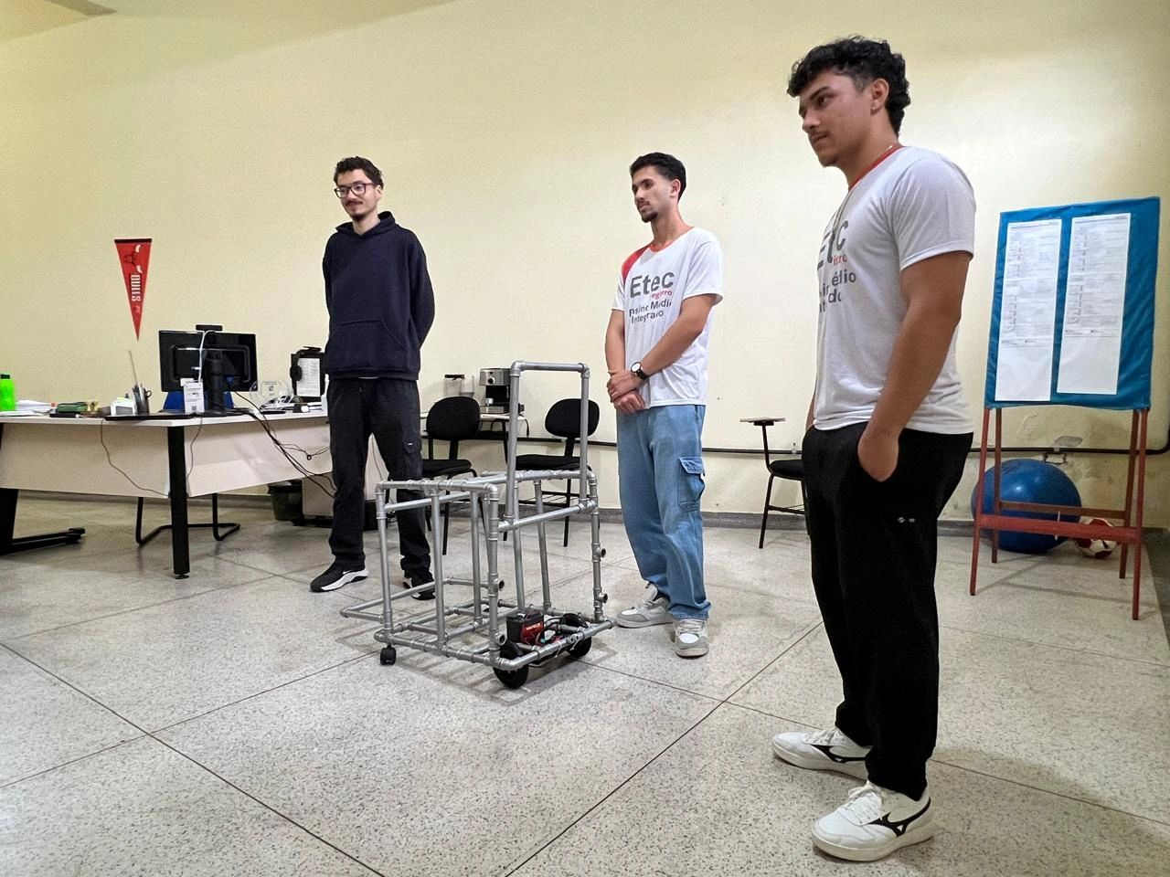 Grupo da Etec Registro cria cadeira de rodas com sistema de acessibilidade inteligente